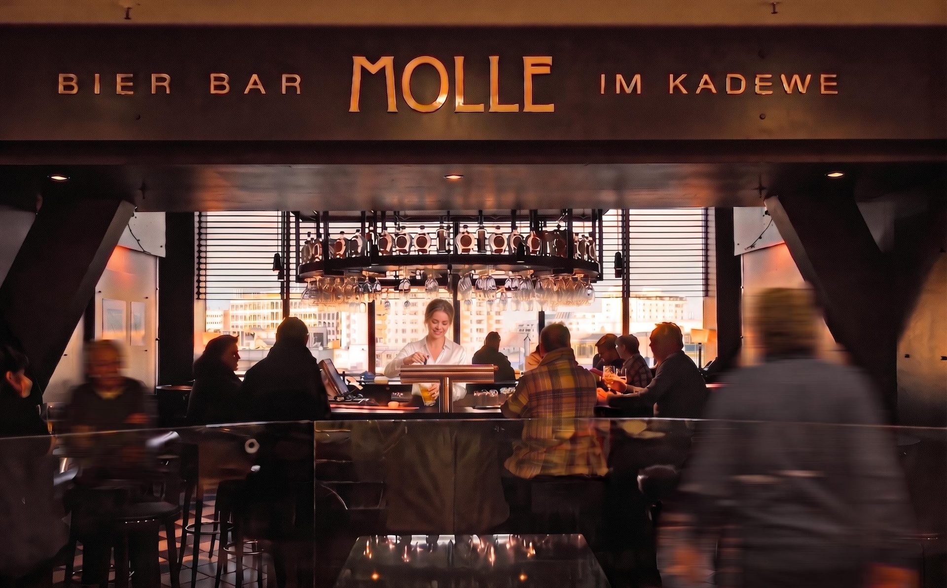 Bier Bar Molle im KaDeWe Berlin – beleuchtete Bar in der 6. Etage mit Blick über die Stadt